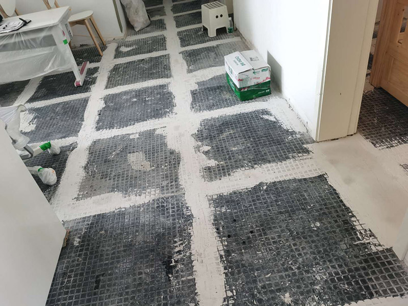 客廳地磚拆除裝修：如果是破壞性的拆除，可以借個(gè)鐵錘使勁砸；如果是替換性拆除，可以從邊角入手，一般情況下會(huì)損壞一塊地板磚，可以買一塊相同的備份；如果是用水泥固化的地板磚，那個(gè)難度就非常的大了，得請(qǐng)專業(yè)人士。