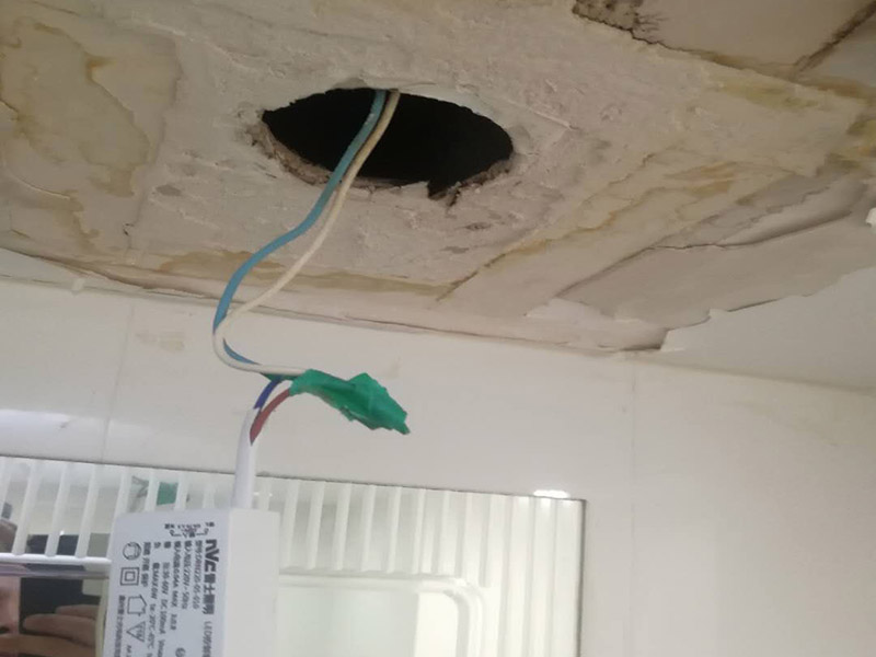 天花板燈具線路檢修：為避免發(fā)生裝修火災(zāi)，施工人員必須嚴(yán)格按照有關(guān)電力設(shè)計(jì)技術(shù)規(guī)范和有關(guān)規(guī)定進(jìn)行施工，裝修內(nèi)層須使用防火裝潢材料。裝修時(shí)不能亂拉、亂接。要考慮便于檢查線路，絕緣層破損要及時(shí)更換。裝修布線之前，首先應(yīng)將所有電路進(jìn)行綜合設(shè)計(jì)、進(jìn)行總體規(guī)劃。這樣不僅節(jié)省時(shí)間，也有利于以后的檢修維護(hù)。日常生活中，首先不要私拉亂接，私拉亂接是違反用電制度的，在安裝上不符合要求，最容易出事故;另外，在日常生活中換燈泡、擦燈泡的時(shí)候，先將電流關(guān)上，不要用濕手、濕布擦燈泡，要站在木凳或桌子上，不要站在地上去擦，防止開關(guān)萬一失靈漏電;螺絲口燈泡的金屬部分跟地線通著，電燈開著的時(shí)候燈頭有電，露在外邊的螺絲部分，人的手碰著就觸電，需要特別注意。