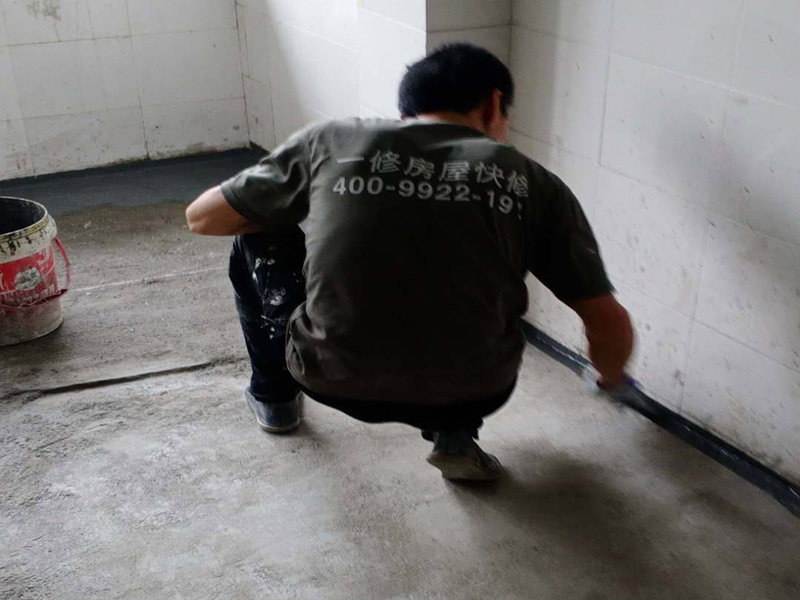 衛(wèi)生間地面防水：1.利用水泥砂漿水泥砂漿或豆石混凝土鋪平坡度。訣竅是：地漏附近坡度大，門口附近坡度小。 2.利用管根密封膏封嚴管線，管線要穿透樓板根部。刷防水涂料時可以貼1-2層玻璃絲布加強防水性。 3.墻壁表面打磨成干凈平光沒有顆?；覊m，墻壁與地面的交接區(qū)域注意原角和坡角的設(shè)置。 4.聚氨酯防水涂膜由管根和墻角處開始進行涂抹，在常溫下經(jīng)過4小時放干后，再大面積涂抹和刮刷。注意涂料總厚度大于1. 5毫米，不能有漏刮和鼓泡的不良現(xiàn)象。24小時后立面涂刷下一層，之后再以垂直的方向進行二次涂刷。最后涂膜半固化，拋甩粗砂粒方便與水泥砂漿融合。 5.防水層的設(shè)置與具體區(qū)域有關(guān)。防水地面的防水層應(yīng)高出地面200寬，地面防水層應(yīng)超出衛(wèi)生間門口以外300寬。而又淋浴的衛(wèi)生間墻面防水層則應(yīng)設(shè)置為高出地面1800寬。 6.展開閉水實驗的時候，先完成防水工作再利用包立管方法。之后再局部進行防水。閉水試驗也可為了避免破壞地面防水層而免做。