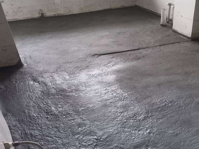 衛(wèi)生間地面防水：1.利用水泥砂漿水泥砂漿或豆石混凝土鋪平坡度。訣竅是：地漏附近坡度大，門口附近坡度小。 2.利用管根密封膏封嚴管線，管線要穿透樓板根部。刷防水涂料時可以貼1-2層玻璃絲布加強防水性。 3.墻壁表面打磨成干凈平光沒有顆粒灰塵，墻壁與地面的交接區(qū)域注意原角和坡角的設(shè)置。 4.聚氨酯防水涂膜由管根和墻角處開始進行涂抹，在常溫下經(jīng)過4小時放干后，再大面積涂抹和刮刷。注意涂料總厚度大于1. 5毫米，不能有漏刮和鼓泡的不良現(xiàn)象。24小時后立面涂刷下一層，之后再以垂直的方向進行二次涂刷。最后涂膜半固化，拋甩粗砂粒方便與水泥砂漿融合。 5.防水層的設(shè)置與具體區(qū)域有關(guān)。防水地面的防水層應(yīng)高出地面200寬，地面防水層應(yīng)超出衛(wèi)生間門口以外300寬。而又淋浴的衛(wèi)生間墻面防水層則應(yīng)設(shè)置為高出地面1800寬。 6.展開閉水實驗的時候，先完成防水工作再利用包立管方法。之后再局部進行防水。閉水試驗也可為了避免破壞地面防水層而免做。