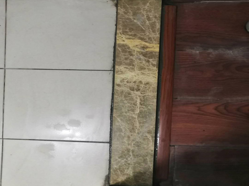 門框石安裝維修：在用水泥砂漿砌臥時(shí)，衛(wèi)生間內(nèi)一側(cè)地面留點(diǎn)縫隙，大致控制在5毫米寬左右，內(nèi)用水泥砂漿填滿后，表面略低呈凹狀，完后用建筑膠或硅膠(固定潔具也要用到的材料)打一圈，這樣，即使水泥砂漿有裂縫與門檻石脫開。過高的高差，可以選用加厚石材另定制。注意家中是否有老人或行動(dòng)不便的人員使用。門檻石的尺寸要根據(jù)門檻的長寬來定，寧愿購買稍微長一點(diǎn)寬一點(diǎn)的也不要買尺寸不足的，不然很難打理和修補(bǔ)的。