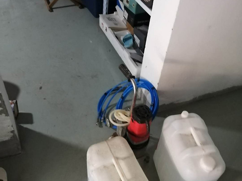 漏水維修材料入場:材料購買以后，購買方就需要通知合同的另一方準(zhǔn)備對材料進(jìn)行驗(yàn)收。而且這個(gè)驗(yàn)收最好是安排在材料進(jìn)場時(shí)立即進(jìn)行。所以，約定驗(yàn)收時(shí)間非常必要。以免出現(xiàn)材料進(jìn)場時(shí)，另一方?jīng)]有時(shí)間對材料進(jìn)行驗(yàn)收，影響施工進(jìn)度。