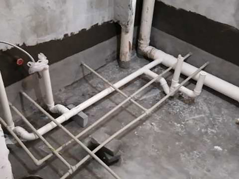 衛(wèi)生間下水管裝修：(一)從房頂過(guò)，減少人為損壞的幾率，并且冷熱管的接口、出口處必須平行，通常都是熱管在左，冷管在右。整個(gè)管道都盡量避彎曲，要盡可能運(yùn)離電路，管卡的位置坡度等也要符合需求，每個(gè)閥門都要安裝平整，以便于日后的使用和維護(hù)。 (二)區(qū)別熱水器的進(jìn)水口和出水口，在進(jìn)水口處接上總閥門，出水口處接通向衛(wèi)生間的管道，安裝好之后先打開(kāi)閥門確定是否有漏水情況的發(fā)生，然后在衛(wèi)生間安裝好水龍頭、花灑頭即可。 (三)如果能在衛(wèi)生間里設(shè)計(jì)一個(gè)窗戶最好，若是沒(méi)有這個(gè)條件，為了不讓衛(wèi)生間出現(xiàn)發(fā)霉、潮蟲(chóng)等現(xiàn)象，除了安裝排氣扇外，還要避免&ldquo;包裹&rdquo;現(xiàn)象的發(fā)生，這恰好就導(dǎo)致了潮氣被包在管道內(nèi)散不出去，所以就會(huì)使衛(wèi)生間內(nèi)的濕氣更加嚴(yán)重。