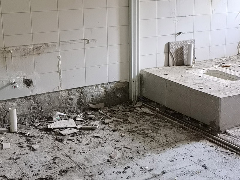 公共衛(wèi)生間拆除：用具的拆除，這一工程根據(jù)施工工人工作的習慣，有兩種拆除方式，可以提前將其拆除，也可以在拆磚的過程中同時進行。但并不是所有的用具都可以提前拆除，馬桶必須在瓷磚拆除之后才可以拆掉，要不然掉落的瓷磚會砸壞馬桶。用具拆除后，應將露出的電線接口用絕緣的東西綁住。拆磚應從下至上進行，在施工過程中對地面及時進行處理，以免因垃圾過多從而影響后面的工作。同時要處理好房內(nèi)的防水層。拆除插座與水龍頭附近的瓷磚時應小心，以免損壞水電設備。