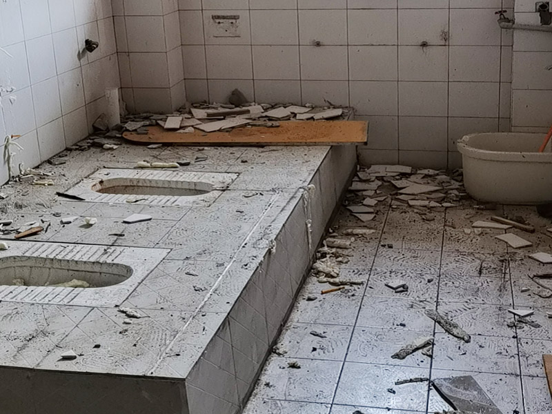 公共衛(wèi)生間拆除：用具的拆除，這一工程根據(jù)施工工人工作的習慣，有兩種拆除方式，可以提前將其拆除，也可以在拆磚的過程中同時進行。但并不是所有的用具都可以提前拆除，馬桶必須在瓷磚拆除之后才可以拆掉，要不然掉落的瓷磚會砸壞馬桶。用具拆除后，應將露出的電線接口用絕緣的東西綁住。拆磚應從下至上進行，在施工過程中對地面及時進行處理，以免因垃圾過多從而影響后面的工作。同時要處理好房內(nèi)的防水層。拆除插座與水龍頭附近的瓷磚時應小心，以免損壞水電設備。