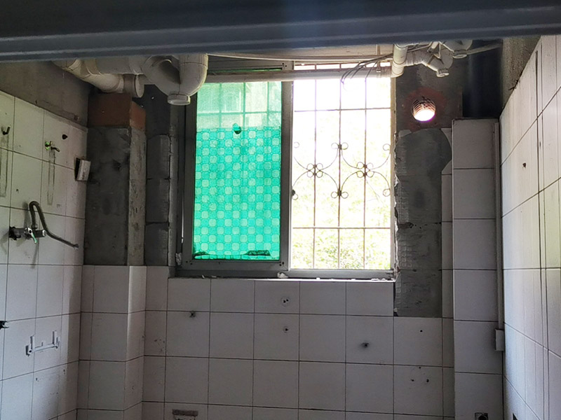 公共衛(wèi)生間拆除：用具的拆除，這一工程根據(jù)施工工人工作的習慣，有兩種拆除方式，可以提前將其拆除，也可以在拆磚的過程中同時進行。但并不是所有的用具都可以提前拆除，馬桶必須在瓷磚拆除之后才可以拆掉，要不然掉落的瓷磚會砸壞馬桶。用具拆除后，應將露出的電線接口用絕緣的東西綁住。拆磚應從下至上進行，在施工過程中對地面及時進行處理，以免因垃圾過多從而影響后面的工作。同時要處理好房內(nèi)的防水層。拆除插座與水龍頭附近的瓷磚時應小心，以免損壞水電設備。