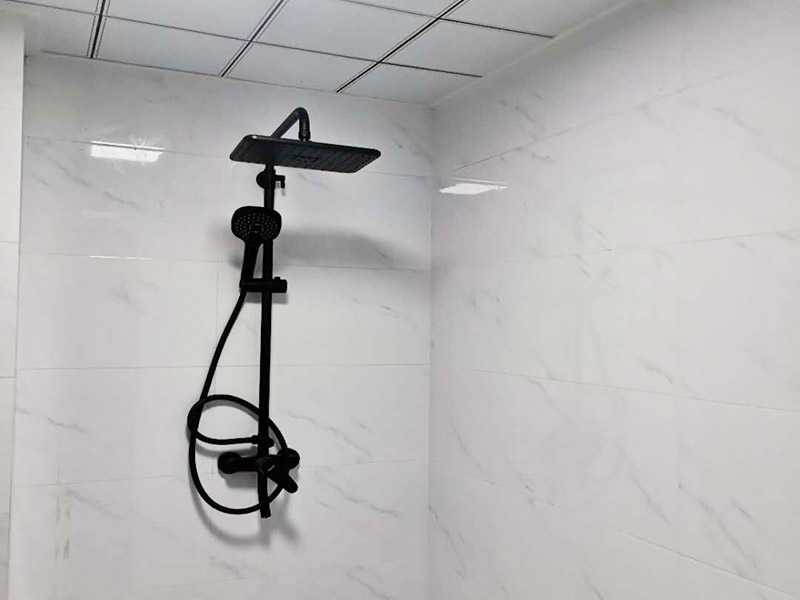 五金家具安裝案例：拉手、把手等五金件的安裝：這里主要是要確定安裝位置，以最合適家人的高度或者位置就可以，而不要光圖美觀好看。比如吊柜或者增高柜的把手一定要安裝在門的下面，地柜、寫字臺的小柜，一定要放在上面。安裝時要注意家中的其它位置的保護，因為家具一般在家裝過程中是最后進場（不裝修的話更要保護家里的物品），家具安裝完，就要做保潔了。重點保護的對象是：地板（尤其是實木地板）、門套、門、樓梯、墻紙、壁燈等。