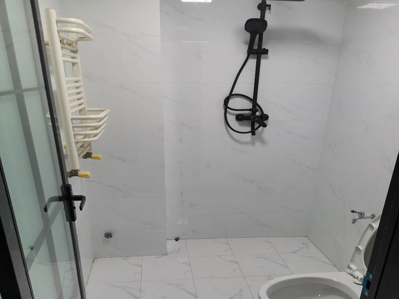 五金家具安裝案例：拉手、把手等五金件的安裝：這里主要是要確定安裝位置，以最合適家人的高度或者位置就可以，而不要光圖美觀好看。比如吊柜或者增高柜的把手一定要安裝在門的下面，地柜、寫字臺的小柜，一定要放在上面。安裝時要注意家中的其它位置的保護，因為家具一般在家裝過程中是最后進場（不裝修的話更要保護家里的物品），家具安裝完，就要做保潔了。重點保護的對象是：地板（尤其是實木地板）、門套、門、樓梯、墻紙、壁燈等。