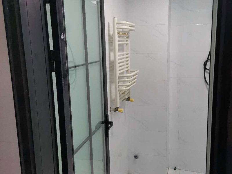 五金家具安裝案例：拉手、把手等五金件的安裝：這里主要是要確定安裝位置，以最合適家人的高度或者位置就可以，而不要光圖美觀好看。比如吊柜或者增高柜的把手一定要安裝在門的下面，地柜、寫字臺的小柜，一定要放在上面。安裝時要注意家中的其它位置的保護，因為家具一般在家裝過程中是最后進場（不裝修的話更要保護家里的物品），家具安裝完，就要做保潔了。重點保護的對象是：地板（尤其是實木地板）、門套、門、樓梯、墻紙、壁燈等。