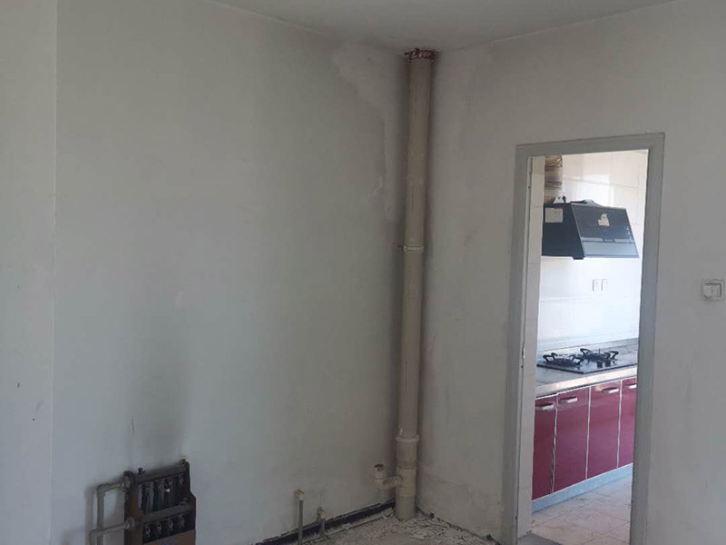 舊房墻面翻新裝修:在墻面翻新前，需要先將舊漆面鏟除干凈，之后在進(jìn)行打磨，將墻面的浮沉雜物都清理干凈。如果墻面有凹凸不平的情況，要先用膩?zhàn)有扪a(bǔ)，如果墻面出現(xiàn)空鼓的現(xiàn)象，也要將整面的墻皮進(jìn)行鏟除，在做后續(xù)的處理。在刮膩?zhàn)又?，先用尺子檢測(cè)一下墻面的平整度，在施工時(shí)，對(duì)不平整的地方進(jìn)行多次涂刮，修補(bǔ)好不平整的區(qū)域。一般膩?zhàn)庸蝺杀榧纯桑看文佔(zhàn)庸瓮旰笠M(jìn)行打磨，可以讓墻面更加光滑。