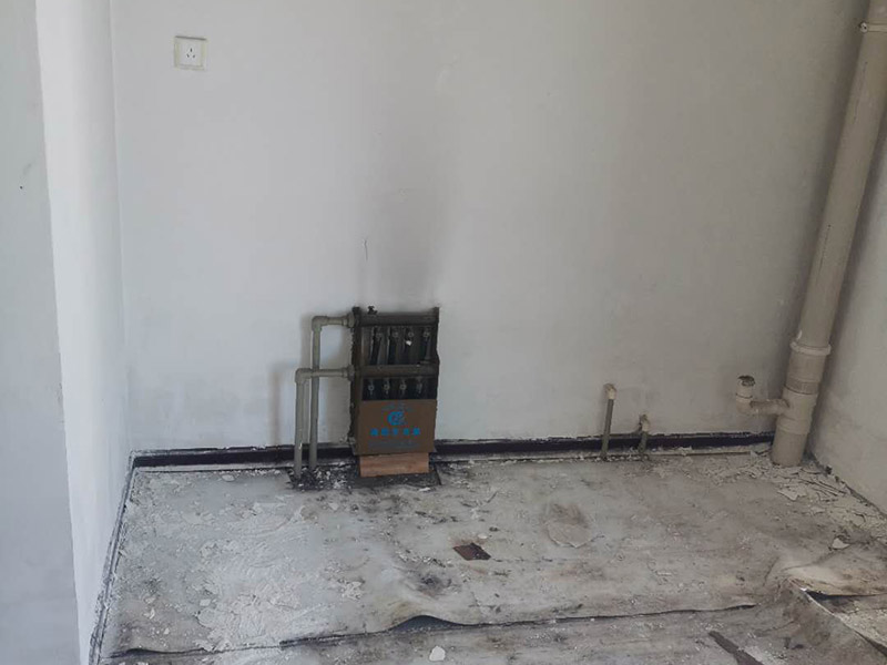 舊房墻面翻新裝修:在墻面翻新前，需要先將舊漆面鏟除干凈，之后在進(jìn)行打磨，將墻面的浮沉雜物都清理干凈。如果墻面有凹凸不平的情況，要先用膩?zhàn)有扪a(bǔ)，如果墻面出現(xiàn)空鼓的現(xiàn)象，也要將整面的墻皮進(jìn)行鏟除，在做后續(xù)的處理。在刮膩?zhàn)又?，先用尺子檢測(cè)一下墻面的平整度，在施工時(shí)，對(duì)不平整的地方進(jìn)行多次涂刮，修補(bǔ)好不平整的區(qū)域。一般膩?zhàn)庸蝺杀榧纯?，每次膩?zhàn)庸瓮旰笠M(jìn)行打磨，可以讓墻面更加光滑。