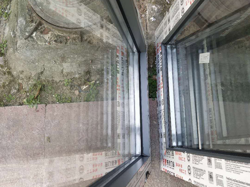 舊房整體裝修：舊房子重新裝修時(shí)，如果不能拆的話就盡量不要拆，因?yàn)椴鸬舻脑捹M(fèi)用就會(huì)增加，拆除費(fèi)和清理費(fèi)也是一大筆。然后看看有沒有漏水的情況，因?yàn)榉浪谘b修的過程中是比較重要的一個(gè)環(huán)節(jié)，如果有漏水情況的話就及時(shí)處理。水電線的安裝也要重視起來。能隱藏起來的電線可以盡量隱藏掉，不僅安全上提高了，同時(shí)也美觀。水管老化嚴(yán)重的話也建議換換。每個(gè)房子的結(jié)構(gòu)都是不一樣的，所以在翻新前業(yè)主要對(duì)自己房子的內(nèi)部結(jié)構(gòu)要了解，自己不懂的話最好是請(qǐng)專業(yè)的人員來看看。對(duì)于舊房子存在的一些安全隱患，在翻新的時(shí)候就一起解決掉，免得后期再出現(xiàn)問題，細(xì)節(jié)也不能忽視。