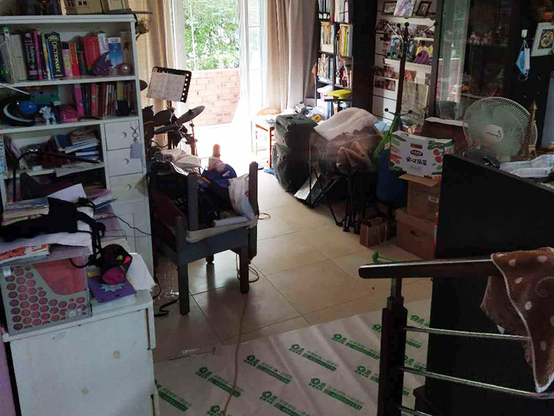 舊房整體裝修：舊房子重新裝修時(shí)，如果不能拆的話就盡量不要拆，因?yàn)椴鸬舻脑捹M(fèi)用就會(huì)增加，拆除費(fèi)和清理費(fèi)也是一大筆。然后看看有沒有漏水的情況，因?yàn)榉浪谘b修的過程中是比較重要的一個(gè)環(huán)節(jié)，如果有漏水情況的話就及時(shí)處理。水電線的安裝也要重視起來。能隱藏起來的電線可以盡量隱藏掉，不僅安全上提高了，同時(shí)也美觀。水管老化嚴(yán)重的話也建議換換。每個(gè)房子的結(jié)構(gòu)都是不一樣的，所以在翻新前業(yè)主要對(duì)自己房子的內(nèi)部結(jié)構(gòu)要了解，自己不懂的話最好是請(qǐng)專業(yè)的人員來看看。對(duì)于舊房子存在的一些安全隱患，在翻新的時(shí)候就一起解決掉，免得后期再出現(xiàn)問題，細(xì)節(jié)也不能忽視。