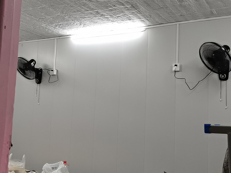 老房電路明線安裝：1、穿管敷設。將鍍鋅電線管、PVC或PPR電線管沿天棚或墻面敷設（用配套U型或C型線卡固定），電線穿入其中。這種方式最安全規(guī)范。 2、壓槽敷設。將電線槽（現(xiàn)在一般為聚氯乙烯塑料制品）用鋼釘固定在天花或墻面，再將電線壓入線槽。這種方式便于維修且比較美觀。 3、護套線敷設。將護套電線沿踢腳線上沿和門窗套外側(cè)敷設。用小型塑料線卡固定。這種方式最簡便經(jīng)濟。