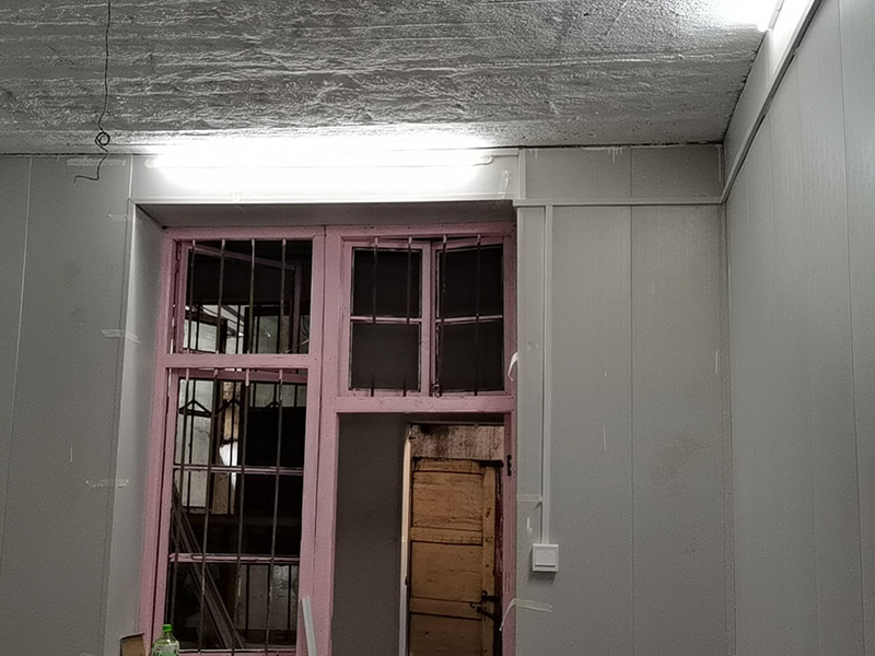 老房電路明線安裝：1、穿管敷設。將鍍鋅電線管、PVC或PPR電線管沿天棚或墻面敷設（用配套U型或C型線卡固定），電線穿入其中。這種方式最安全規(guī)范。 2、壓槽敷設。將電線槽（現(xiàn)在一般為聚氯乙烯塑料制品）用鋼釘固定在天花或墻面，再將電線壓入線槽。這種方式便于維修且比較美觀。 3、護套線敷設。將護套電線沿踢腳線上沿和門窗套外側(cè)敷設。用小型塑料線卡固定。這種方式最簡便經(jīng)濟。