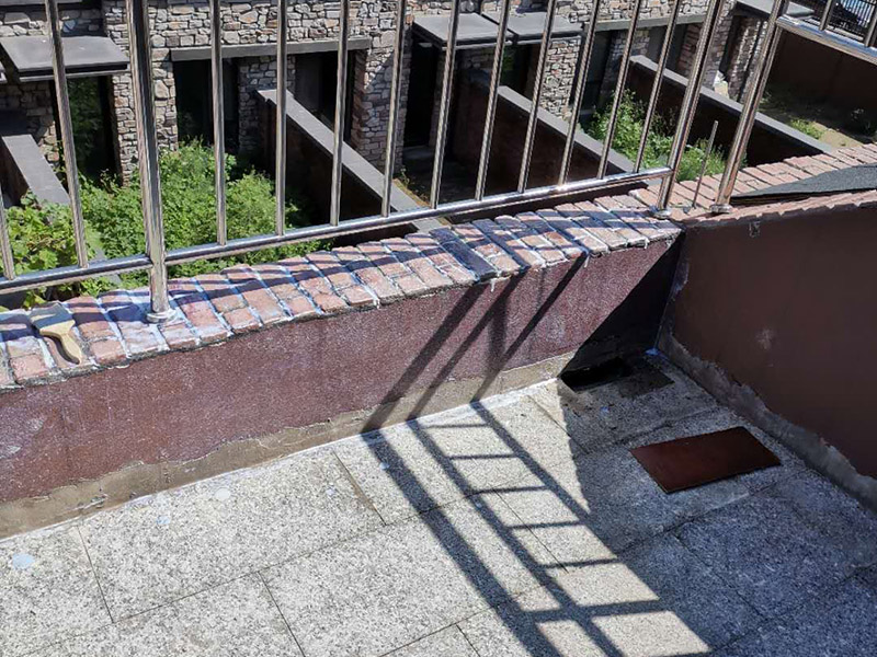 露臺(tái)局部防水涂刷：1.首先要找到原來(lái)的防水層。由于防水層不是顯露的，而是在面層下部，有必要將面層進(jìn)行悉數(shù)鏟除，找到本來(lái)的防水層。 2.將原防水層根除后，再進(jìn)行找平，把本來(lái)下面保溫層里存的水進(jìn)行排干，設(shè)一些排氣孔做排氣辦法，將保溫層里的水分排干。 3.如果在美化的情況下，咱們需要做的防水層就必須是阻根防水層。阻根防水層分為改性瀝青卷材阻根防水層和高分子卷材阻根防水層。 4.做完防水層以后，必定要做找坡處理，不要形成屋面部分存水，通常設(shè)置水泥砂漿找平找坡，找坡的斜度不小于2%。 5.做完防水以后，需求進(jìn)行閉水實(shí)驗(yàn)，不漏水為合格，再進(jìn)行上面的維護(hù)及鋪貼面磚裝修。