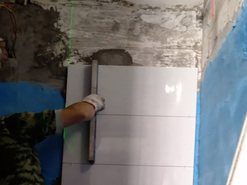 墻面瓷磚鋪貼施工：（1）基層處理：將塵土、雜物徹底清掃干凈，不得有空鼓、開裂及起砂等缺陷。 （2）彈線：施工前在墻體四周彈出標(biāo)高控制線，在地面彈出十字線，以控制地磚分隔尺寸。 （3）鋪貼：鋪設(shè)選用1：3干硬性水泥砂漿，砂漿厚度25mm左右。鋪貼前將地磚背面濕潤，需正面干燥為宜。把地磚按照要求放在水泥砂漿上，用橡皮錘輕敲地磚飾面直至密實平整達(dá)到要求。 （4）勾縫：地磚鋪完后24h進行清理勾縫，勾縫前應(yīng)先將地磚縫隙內(nèi)雜質(zhì)擦凈，用專用填縫劑勾縫。 （5）清理：施工過程中隨干隨清，完工后(一般宜在24h之后)再用棉紗等物對地磚表面進行清理