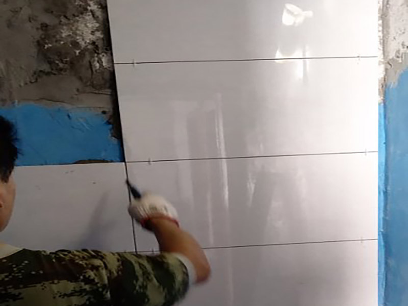 墻面瓷磚鋪貼施工：（1）基層處理：將塵土、雜物徹底清掃干凈，不得有空鼓、開裂及起砂等缺陷。 （2）彈線：施工前在墻體四周彈出標(biāo)高控制線，在地面彈出十字線，以控制地磚分隔尺寸。 （3）鋪貼：鋪設(shè)選用1：3干硬性水泥砂漿，砂漿厚度25mm左右。鋪貼前將地磚背面濕潤，需正面干燥為宜。把地磚按照要求放在水泥砂漿上，用橡皮錘輕敲地磚飾面直至密實平整達(dá)到要求。 （4）勾縫：地磚鋪完后24h進行清理勾縫，勾縫前應(yīng)先將地磚縫隙內(nèi)雜質(zhì)擦凈，用專用填縫劑勾縫。 （5）清理：施工過程中隨干隨清，完工后(一般宜在24h之后)再用棉紗等物對地磚表面進行清理