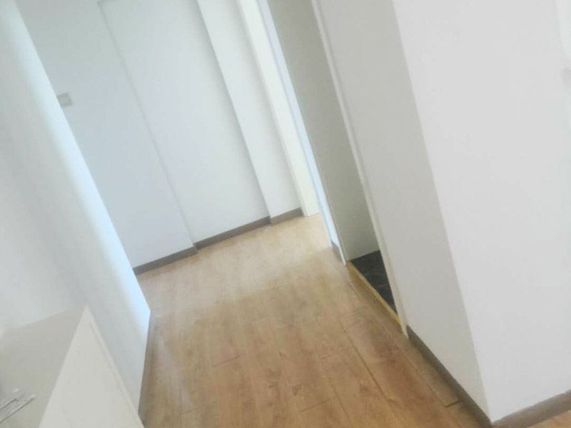 全屋墻面翻新打掃：【基層處理】做基層處理時(shí)，一定要涂刷界面劑，其次掛網(wǎng)施工是不可避免的，這樣才能有效使墻面膩?zhàn)硬粫?huì)開裂，導(dǎo)致墻漆起皮掉粉。 【膩?zhàn)哟蚰ァ棵颗我槐槟佔(zhàn)雍螅欢ㄒ鲶@喜打磨，且必須用到強(qiáng)光一邊照射一邊進(jìn)行打磨，保證膩?zhàn)拥募?xì)膩性，使膩?zhàn)悠秸雀?，這個(gè)過(guò)程很考驗(yàn)施工師傅的水平。 【漆膜保護(hù)】施工結(jié)束后切記不要去觸碰漆膜，這樣很容易導(dǎo)致漆膜破裂，保持正常通風(fēng)，不能加速干燥。 所有施工完成后就可以進(jìn)行遮蔽保護(hù)材料的撤除了，撤除期間一定要注意搬移物品時(shí)不要觸碰到墻面，因?yàn)槭┕そY(jié)束后7天為漆膜的保養(yǎng)期，這期間一定不能觸碰漆面，保持正常通風(fēng)，不建議開啟空調(diào)加速干燥，如果有玷污,可用濕毛巾輕輕擦洗！