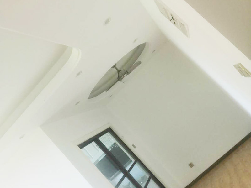 全屋墻面翻新打掃：【基層處理】做基層處理時(shí)，一定要涂刷界面劑，其次掛網(wǎng)施工是不可避免的，這樣才能有效使墻面膩?zhàn)硬粫?huì)開裂，導(dǎo)致墻漆起皮掉粉。 【膩?zhàn)哟蚰ァ棵颗我槐槟佔(zhàn)雍螅欢ㄒ鲶@喜打磨，且必須用到強(qiáng)光一邊照射一邊進(jìn)行打磨，保證膩?zhàn)拥募?xì)膩性，使膩?zhàn)悠秸雀?，這個(gè)過(guò)程很考驗(yàn)施工師傅的水平。 【漆膜保護(hù)】施工結(jié)束后切記不要去觸碰漆膜，這樣很容易導(dǎo)致漆膜破裂，保持正常通風(fēng)，不能加速干燥。 所有施工完成后就可以進(jìn)行遮蔽保護(hù)材料的撤除了，撤除期間一定要注意搬移物品時(shí)不要觸碰到墻面，因?yàn)槭┕そY(jié)束后7天為漆膜的保養(yǎng)期，這期間一定不能觸碰漆面，保持正常通風(fēng)，不建議開啟空調(diào)加速干燥，如果有玷污,可用濕毛巾輕輕擦洗！