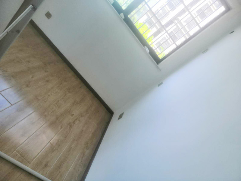 全屋墻面翻新打掃：【基層處理】做基層處理時(shí)，一定要涂刷界面劑，其次掛網(wǎng)施工是不可避免的，這樣才能有效使墻面膩?zhàn)硬粫?huì)開裂，導(dǎo)致墻漆起皮掉粉。 【膩?zhàn)哟蚰ァ棵颗我槐槟佔(zhàn)雍螅欢ㄒ鲶@喜打磨，且必須用到強(qiáng)光一邊照射一邊進(jìn)行打磨，保證膩?zhàn)拥募?xì)膩性，使膩?zhàn)悠秸雀?，這個(gè)過(guò)程很考驗(yàn)施工師傅的水平。 【漆膜保護(hù)】施工結(jié)束后切記不要去觸碰漆膜，這樣很容易導(dǎo)致漆膜破裂，保持正常通風(fēng)，不能加速干燥。 所有施工完成后就可以進(jìn)行遮蔽保護(hù)材料的撤除了，撤除期間一定要注意搬移物品時(shí)不要觸碰到墻面，因?yàn)槭┕そY(jié)束后7天為漆膜的保養(yǎng)期，這期間一定不能觸碰漆面，保持正常通風(fēng)，不建議開啟空調(diào)加速干燥，如果有玷污,可用濕毛巾輕輕擦洗！