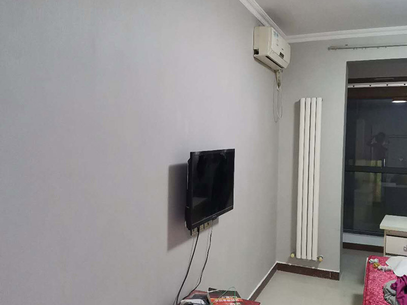 墻漆粉刷翻新：考慮鏟墻方便，需要在舊墻上灑水，潤(rùn)濕后鏟墻皮才會(huì)省力一些。被水浸濕后的墻皮比較好鏟，直到水泥砂漿墻面露出，或者膩?zhàn)訉勇冻觥＿@一步是個(gè)體力活，要費(fèi)很大的功夫才能將墻皮鏟除干凈。將界面劑涂刷在墻面上，涂刷時(shí)要均勻，每一處墻面都要涂刷到位，不可有遺漏，以免影響墻面的翻新效果。對(duì)于墻面有開(kāi)裂的地方，需要使用牛皮紙帶或者白乳膠來(lái)修補(bǔ)裂縫。只有裂縫修補(bǔ)好后，才能解決舊墻的開(kāi)裂問(wèn)題。修補(bǔ)裂縫后，墻面會(huì)出現(xiàn)不平現(xiàn)象，對(duì)此要對(duì)墻面做找平。一般找平用石膏比較多。找平后才能繼續(xù)下一步施工。膩?zhàn)右话氵x用顆粒細(xì)度較高和質(zhì)地較硬的，這種膩?zhàn)淤|(zhì)量好，批刮后效果會(huì)比較好。膩?zhàn)永锟商砑影兹槟z，能大大提高膩?zhàn)拥挠捕?。墻面打磨很重要，?huì)讓墻面變得光滑、平齊。因?yàn)槟佔(zhàn)优魏?，墻面上?huì)留有一些坑眼，因此需要打磨。建議大家用較細(xì)的砂紙來(lái)打磨，如果砂紙?zhí)值脑挄?huì)留下很深的砂痕，刷漆是覆蓋不掉的，如此便會(huì)影響墻面的刷漆效果。打磨完畢一定要徹底清掃一遍墻面，以免粉塵太多，影響漆的附著力。