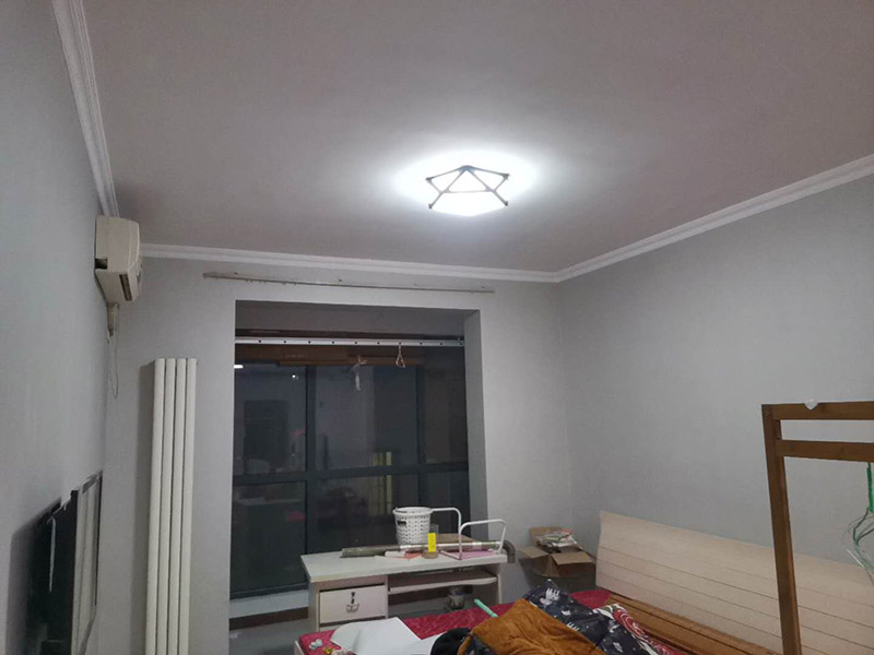 墻漆粉刷翻新：考慮鏟墻方便，需要在舊墻上灑水，潤(rùn)濕后鏟墻皮才會(huì)省力一些。被水浸濕后的墻皮比較好鏟，直到水泥砂漿墻面露出，或者膩?zhàn)訉勇冻觥＿@一步是個(gè)體力活，要費(fèi)很大的功夫才能將墻皮鏟除干凈。將界面劑涂刷在墻面上，涂刷時(shí)要均勻，每一處墻面都要涂刷到位，不可有遺漏，以免影響墻面的翻新效果。對(duì)于墻面有開(kāi)裂的地方，需要使用牛皮紙帶或者白乳膠來(lái)修補(bǔ)裂縫。只有裂縫修補(bǔ)好后，才能解決舊墻的開(kāi)裂問(wèn)題。修補(bǔ)裂縫后，墻面會(huì)出現(xiàn)不平現(xiàn)象，對(duì)此要對(duì)墻面做找平。一般找平用石膏比較多。找平后才能繼續(xù)下一步施工。膩?zhàn)右话氵x用顆粒細(xì)度較高和質(zhì)地較硬的，這種膩?zhàn)淤|(zhì)量好，批刮后效果會(huì)比較好。膩?zhàn)永锟商砑影兹槟z，能大大提高膩?zhàn)拥挠捕?。墻面打磨很重要，?huì)讓墻面變得光滑、平齊。因?yàn)槟佔(zhàn)优魏?，墻面上?huì)留有一些坑眼，因此需要打磨。建議大家用較細(xì)的砂紙來(lái)打磨，如果砂紙?zhí)值脑挄?huì)留下很深的砂痕，刷漆是覆蓋不掉的，如此便會(huì)影響墻面的刷漆效果。打磨完畢一定要徹底清掃一遍墻面，以免粉塵太多，影響漆的附著力。