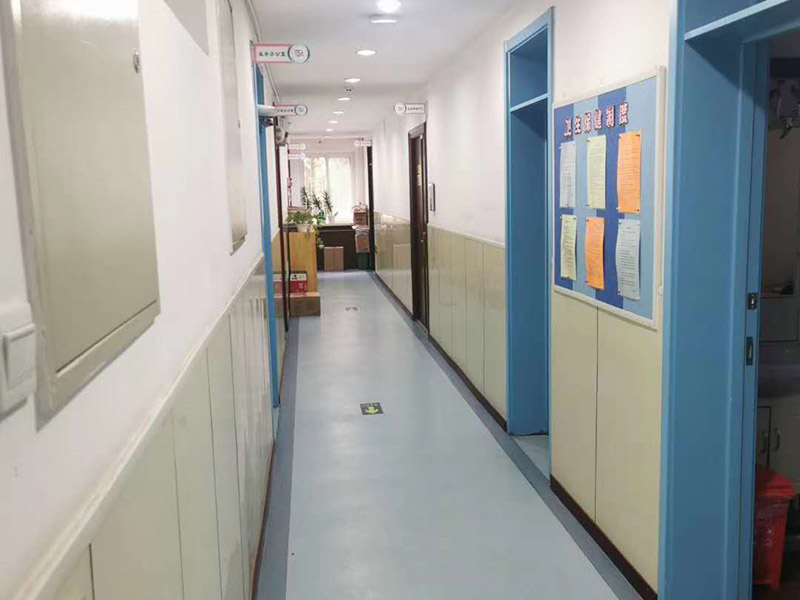 幼兒園墻面粉刷:首先，基層處理。先要將墻面起皮或松動的部分給清理干凈，可以用水泥砂漿進(jìn)行處理。如果墻體存在細(xì)微的裂縫，那可以用牛皮紙結(jié)合白色乳膠將其填補(bǔ)好;但如果是輕體墻和保溫墻等非承重墻，那盡量選擇質(zhì)地比較好的墻布或網(wǎng)格布，同樣也使用乳膠進(jìn)行修整。 其次，批刮膩?zhàn)?。通常都建議選用顆粒細(xì)度較高，而且質(zhì)地較硬的膩?zhàn)舆M(jìn)行操作。當(dāng)然，也可以在膩?zhàn)永锾砑舆m量的乳膠，其目的是為了提高膩?zhàn)拥挠捕取２贿^膩?zhàn)右椴趴?，而且?yīng)厚一些，但在批第2和第3遍的時候需要薄一些，這樣才會使墻面看起來既平整又光滑。 然后，刷底漆。對于墻面的每個地方都應(yīng)均勻的刷到底漆，這樣涂一遍就可，否則就要多涂好幾次了。但是如果墻面的吃漆量較大，那可以在底漆中適當(dāng)加些清水，不過也要保證涂刷均勻，不然會影響效果。待底漆完全干透之后，才可進(jìn)行下一個步驟。 最后，面漆的涂刷。至于面漆就不要加水了，以免影響漆膜的厚度和手感。而滾筒的選擇也要好且細(xì)，這樣刷出來的漆膜才會細(xì)膩，摸起來也才會舒適。但在刷面漆的時候要注意墻壁的邊邊角角。一般來說，面漆只要涂刷兩遍就可，不過每一遍之間應(yīng)相隔一段時間，待完全干透之后才算真正的完成。