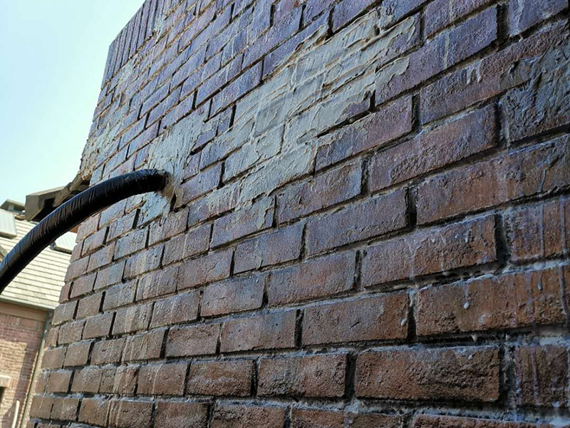 磚墻打空調(diào)孔：首先就是空調(diào)打孔的高度標準，一般來說柜式空調(diào)打空調(diào)孔的高度要離地面大概10-20公分，而掛式空調(diào)打孔的高度大概在2.2米左右，不過空調(diào)孔的高度要低于室內(nèi)機的高度，以免不利于冷凝水的排放。而距離墻頂也是有一個高度范圍的，柜式空調(diào)可以在30-40公分，而掛式空調(diào)最少也要10公分以上。 其次打孔位置標準還需要遠離一些易出現(xiàn)噪音與振動的位置，要選擇比較安全堅固的打孔位置，要避免承重墻與梁體結(jié)構(gòu)，以免影響到房間的結(jié)構(gòu)，造成不良影響。 再有就是空調(diào)打孔的大小，需要根據(jù)是柜式空調(diào)還是掛式空調(diào)，柜式空調(diào)會比掛式的空調(diào)孔要大，總之打孔的大小要正好可以穿過加過保溫材料的連接管，不可以過大或過小。打空調(diào)孔還需要有一定的傾斜度，打出來的孔室內(nèi)部分要比室外高一些，這樣可以有利于冷凝水的排放，也防止陰雨天雨水流入室內(nèi)。