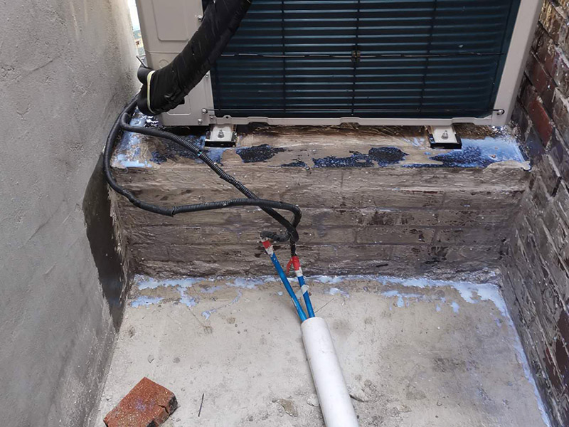 磚墻打空調(diào)孔：首先就是空調(diào)打孔的高度標準，一般來說柜式空調(diào)打空調(diào)孔的高度要離地面大概10-20公分，而掛式空調(diào)打孔的高度大概在2.2米左右，不過空調(diào)孔的高度要低于室內(nèi)機的高度，以免不利于冷凝水的排放。而距離墻頂也是有一個高度范圍的，柜式空調(diào)可以在30-40公分，而掛式空調(diào)最少也要10公分以上。 其次打孔位置標準還需要遠離一些易出現(xiàn)噪音與振動的位置，要選擇比較安全堅固的打孔位置，要避免承重墻與梁體結(jié)構(gòu)，以免影響到房間的結(jié)構(gòu)，造成不良影響。 再有就是空調(diào)打孔的大小，需要根據(jù)是柜式空調(diào)還是掛式空調(diào)，柜式空調(diào)會比掛式的空調(diào)孔要大，總之打孔的大小要正好可以穿過加過保溫材料的連接管，不可以過大或過小。打空調(diào)孔還需要有一定的傾斜度，打出來的孔室內(nèi)部分要比室外高一些，這樣可以有利于冷凝水的排放，也防止陰雨天雨水流入室內(nèi)。