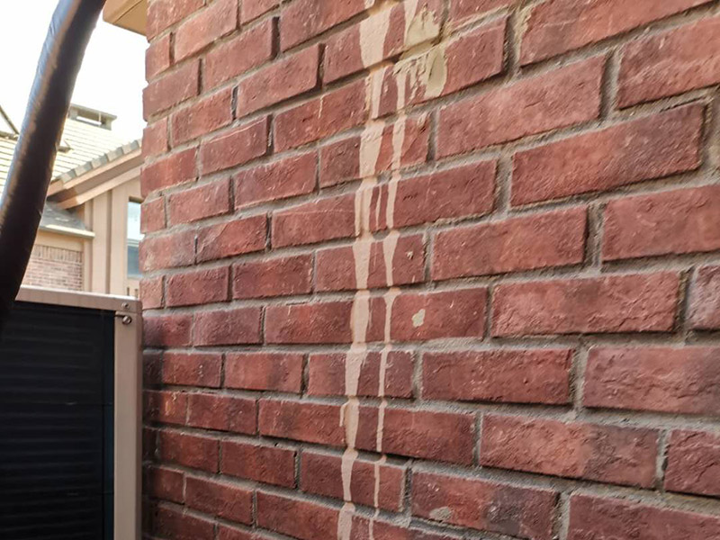 磚墻打空調(diào)孔：首先就是空調(diào)打孔的高度標準，一般來說柜式空調(diào)打空調(diào)孔的高度要離地面大概10-20公分，而掛式空調(diào)打孔的高度大概在2.2米左右，不過空調(diào)孔的高度要低于室內(nèi)機的高度，以免不利于冷凝水的排放。而距離墻頂也是有一個高度范圍的，柜式空調(diào)可以在30-40公分，而掛式空調(diào)最少也要10公分以上。 其次打孔位置標準還需要遠離一些易出現(xiàn)噪音與振動的位置，要選擇比較安全堅固的打孔位置，要避免承重墻與梁體結(jié)構(gòu)，以免影響到房間的結(jié)構(gòu)，造成不良影響。 再有就是空調(diào)打孔的大小，需要根據(jù)是柜式空調(diào)還是掛式空調(diào)，柜式空調(diào)會比掛式的空調(diào)孔要大，總之打孔的大小要正好可以穿過加過保溫材料的連接管，不可以過大或過小。打空調(diào)孔還需要有一定的傾斜度，打出來的孔室內(nèi)部分要比室外高一些，這樣可以有利于冷凝水的排放，也防止陰雨天雨水流入室內(nèi)。