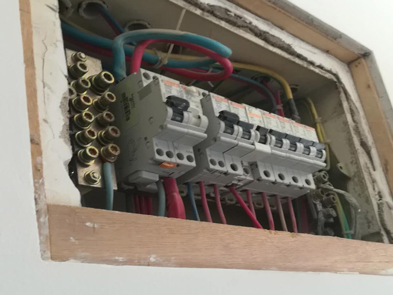 自己家沒電但別人家有電，家里沒電了但是沒跳閘，該怎么辦