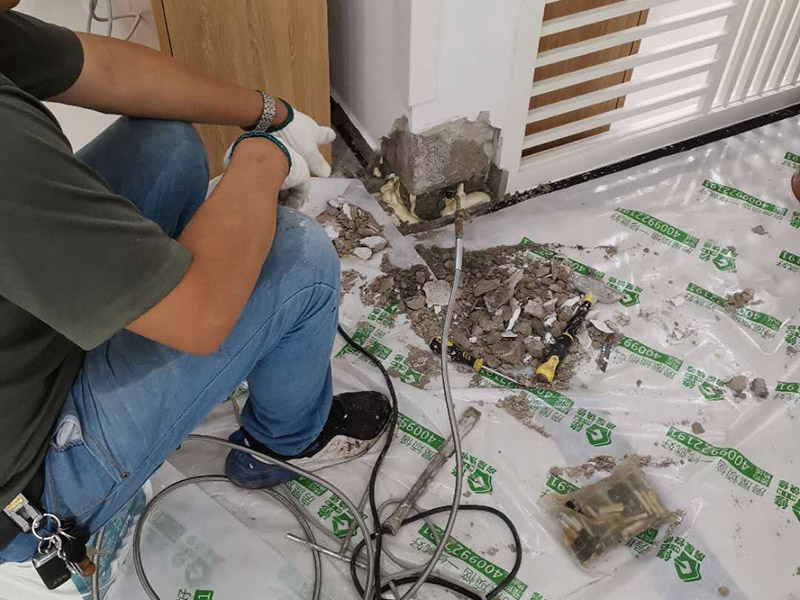 墻內(nèi)防水施工：先用鏟刀和笤帚及工具將基層表面的突起物、砂漿和疙瘩等鏟除并將塵土雜物清掃干凈，對陰陽角、管根、地漏等部位應(yīng)認(rèn)真清理，以保證后期良好的防水效果。防水層涂刷三遍，涂刷均勻，無透底露底。 第一遍：用堵漏材料對墻體陰角處，下水管道周圍進(jìn)行填壓式填充。 第二遍：橫向涂刷防水一遍，無露底，無起泡，符合涂刷尺寸要求，水電開槽槽體全部涂刷防水材料。 第三遍：干燥后垂直方向再涂刷一遍。 防水施工完成后24小時進(jìn)行閉水試驗，地面放水高度以沒過墻根、管道跟部、地面凸起物涂刷的防水為依據(jù)。