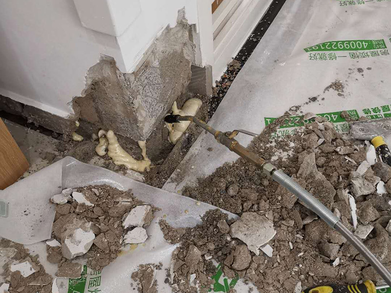 墻內(nèi)防水施工：先用鏟刀和笤帚及工具將基層表面的突起物、砂漿和疙瘩等鏟除并將塵土雜物清掃干凈，對陰陽角、管根、地漏等部位應(yīng)認(rèn)真清理，以保證后期良好的防水效果。防水層涂刷三遍，涂刷均勻，無透底露底。 第一遍：用堵漏材料對墻體陰角處，下水管道周圍進(jìn)行填壓式填充。 第二遍：橫向涂刷防水一遍，無露底，無起泡，符合涂刷尺寸要求，水電開槽槽體全部涂刷防水材料。 第三遍：干燥后垂直方向再涂刷一遍。 防水施工完成后24小時進(jìn)行閉水試驗，地面放水高度以沒過墻根、管道跟部、地面凸起物涂刷的防水為依據(jù)。