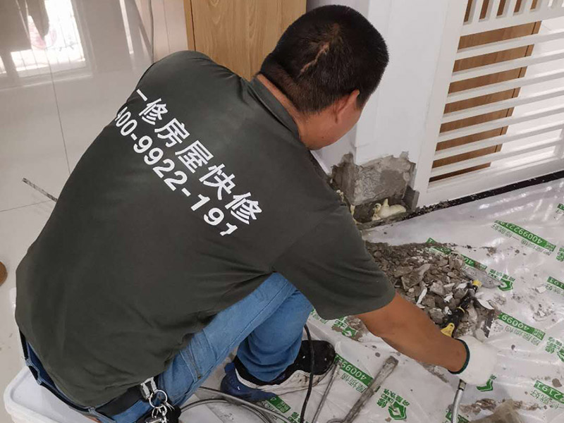 墻內(nèi)防水施工：先用鏟刀和笤帚及工具將基層表面的突起物、砂漿和疙瘩等鏟除并將塵土雜物清掃干凈，對陰陽角、管根、地漏等部位應(yīng)認(rèn)真清理，以保證后期良好的防水效果。防水層涂刷三遍，涂刷均勻，無透底露底。 第一遍：用堵漏材料對墻體陰角處，下水管道周圍進(jìn)行填壓式填充。 第二遍：橫向涂刷防水一遍，無露底，無起泡，符合涂刷尺寸要求，水電開槽槽體全部涂刷防水材料。 第三遍：干燥后垂直方向再涂刷一遍。 防水施工完成后24小時進(jìn)行閉水試驗，地面放水高度以沒過墻根、管道跟部、地面凸起物涂刷的防水為依據(jù)。