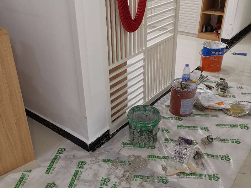 墻內(nèi)防水施工：先用鏟刀和笤帚及工具將基層表面的突起物、砂漿和疙瘩等鏟除并將塵土雜物清掃干凈，對陰陽角、管根、地漏等部位應(yīng)認(rèn)真清理，以保證后期良好的防水效果。防水層涂刷三遍，涂刷均勻，無透底露底。 第一遍：用堵漏材料對墻體陰角處，下水管道周圍進(jìn)行填壓式填充。 第二遍：橫向涂刷防水一遍，無露底，無起泡，符合涂刷尺寸要求，水電開槽槽體全部涂刷防水材料。 第三遍：干燥后垂直方向再涂刷一遍。 防水施工完成后24小時進(jìn)行閉水試驗，地面放水高度以沒過墻根、管道跟部、地面凸起物涂刷的防水為依據(jù)。