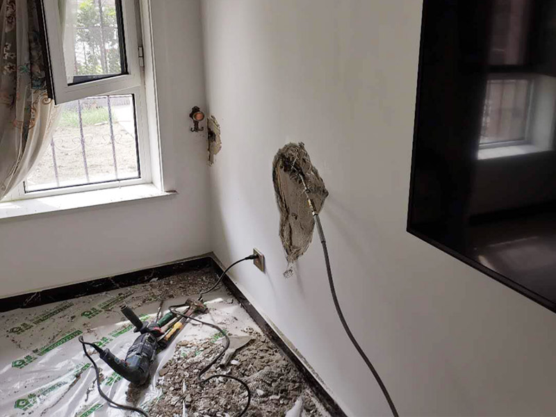 墻內(nèi)管道打壓維修:首先根據(jù)施工圖看水管走向，如果漏水的位置后面埋有水管，可以先把家里面的水閘關(guān)掉，放干龍頭里面的水，如果一段時(shí)候后發(fā)現(xiàn)墻面水跡不見(jiàn)了，證明是水管出現(xiàn)問(wèn)題。 如果是請(qǐng)的專(zhuān)業(yè)的維修師傅，可以讓師傅用打壓機(jī)直接打壓檢測(cè)，若確定是墻內(nèi)水管漏水，就可以直接鑿開(kāi)墻壁找水管漏點(diǎn)。 可以先截?cái)嗨?，然后將暗水管漏水點(diǎn)的墻面開(kāi)鑿，找到漏水的部分，先用小鋼鋸把漏水的地方鋸掉，注意鋸口要平。用砂紙把新露出的端口輕輕打磨，然后用接口套住，將備換的新管對(duì)準(zhǔn)接口口子，注意要對(duì)直。然后用熱熔器對(duì)新管道進(jìn)行熱熔連接。 或者是將鋸掉的管道清理干凈，用專(zhuān)用膠水涂在端口上，稍微晾一會(huì)兒;趁此時(shí)在&ldquo;竹節(jié)&rdquo;接頭內(nèi)涂上膠水。把端口和&ldquo;竹節(jié)&rdquo;連接，然后反復(fù)轉(zhuǎn)動(dòng)，直到牢固。同樣的方法去連接另一端。最后在接縫處再涂適量的膠水，確保不滲漏。