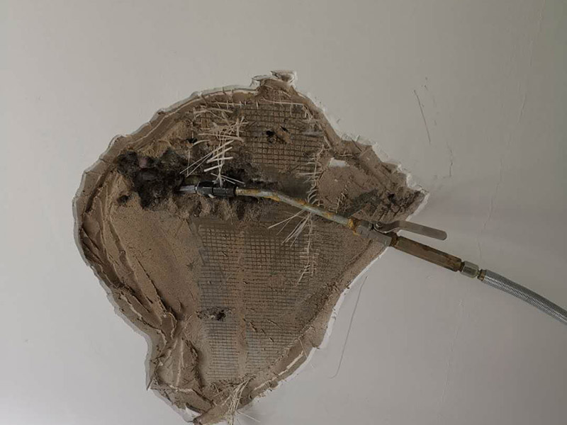 墻內(nèi)管道打壓維修:首先根據(jù)施工圖看水管走向，如果漏水的位置后面埋有水管，可以先把家里面的水閘關(guān)掉，放干龍頭里面的水，如果一段時(shí)候后發(fā)現(xiàn)墻面水跡不見(jiàn)了，證明是水管出現(xiàn)問(wèn)題。 如果是請(qǐng)的專(zhuān)業(yè)的維修師傅，可以讓師傅用打壓機(jī)直接打壓檢測(cè)，若確定是墻內(nèi)水管漏水，就可以直接鑿開(kāi)墻壁找水管漏點(diǎn)。 可以先截?cái)嗨矗缓髮邓苈┧c(diǎn)的墻面開(kāi)鑿，找到漏水的部分，先用小鋼鋸把漏水的地方鋸掉，注意鋸口要平。用砂紙把新露出的端口輕輕打磨，然后用接口套住，將備換的新管對(duì)準(zhǔn)接口口子，注意要對(duì)直。然后用熱熔器對(duì)新管道進(jìn)行熱熔連接。 或者是將鋸掉的管道清理干凈，用專(zhuān)用膠水涂在端口上，稍微晾一會(huì)兒;趁此時(shí)在&ldquo;竹節(jié)&rdquo;接頭內(nèi)涂上膠水。把端口和&ldquo;竹節(jié)&rdquo;連接，然后反復(fù)轉(zhuǎn)動(dòng)，直到牢固。同樣的方法去連接另一端。最后在接縫處再涂適量的膠水，確保不滲漏。