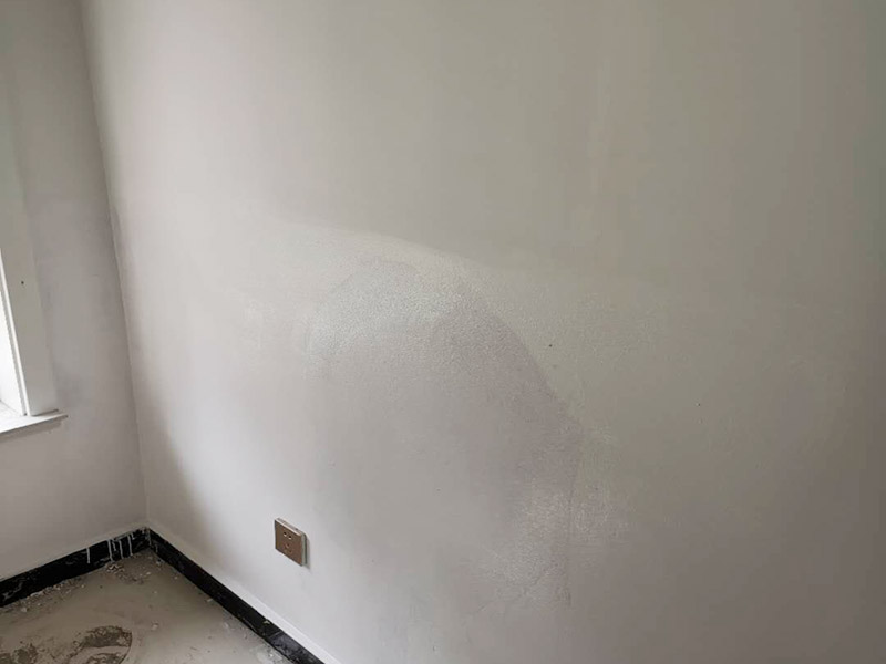 墻內(nèi)管道打壓維修:首先根據(jù)施工圖看水管走向，如果漏水的位置后面埋有水管，可以先把家里面的水閘關(guān)掉，放干龍頭里面的水，如果一段時(shí)候后發(fā)現(xiàn)墻面水跡不見(jiàn)了，證明是水管出現(xiàn)問(wèn)題。 如果是請(qǐng)的專(zhuān)業(yè)的維修師傅，可以讓師傅用打壓機(jī)直接打壓檢測(cè)，若確定是墻內(nèi)水管漏水，就可以直接鑿開(kāi)墻壁找水管漏點(diǎn)。 可以先截?cái)嗨矗缓髮邓苈┧c(diǎn)的墻面開(kāi)鑿，找到漏水的部分，先用小鋼鋸把漏水的地方鋸掉，注意鋸口要平。用砂紙把新露出的端口輕輕打磨，然后用接口套住，將備換的新管對(duì)準(zhǔn)接口口子，注意要對(duì)直。然后用熱熔器對(duì)新管道進(jìn)行熱熔連接。 或者是將鋸掉的管道清理干凈，用專(zhuān)用膠水涂在端口上，稍微晾一會(huì)兒;趁此時(shí)在&ldquo;竹節(jié)&rdquo;接頭內(nèi)涂上膠水。把端口和&ldquo;竹節(jié)&rdquo;連接，然后反復(fù)轉(zhuǎn)動(dòng)，直到牢固。同樣的方法去連接另一端。最后在接縫處再涂適量的膠水，確保不滲漏。