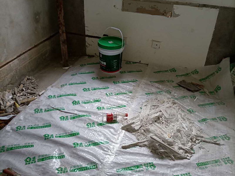 客廳背景墻開槽裝修：首先得遵循&ldquo;橫平豎直&rdquo;原則。水電管線施工開槽布局一定要合理規(guī)劃，如果管線開槽鋪設(shè)不合理樣就有可能打穿水管或者電線。即使符合開槽條件，也建議盡量不要開槽或者減少開槽。權(quán)衡層高和建筑結(jié)構(gòu)安全，還是偏重于建筑結(jié)構(gòu)安全比較好。 墻身、地面開線槽之前用墨盒彈線,以便定位。墻面開埋管線槽須橫平堅(jiān)直,不許彎曲,特殊情況須經(jīng)監(jiān)理同意,墻上開槽等保持>33mm,管面與墻面應(yīng)留15mm左右粉灰層,以防止墻面開裂。 電源線管暗埋時(shí),應(yīng)考慮與弱電管線等保持500mm以上距離,電線管與熱水管、煤氣管之間的平