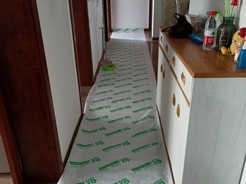 客廳背景墻開槽裝修：首先得遵循&ldquo;橫平豎直&rdquo;原則。水電管線施工開槽布局一定要合理規(guī)劃，如果管線開槽鋪設(shè)不合理樣就有可能打穿水管或者電線。即使符合開槽條件，也建議盡量不要開槽或者減少開槽。權(quán)衡層高和建筑結(jié)構(gòu)安全，還是偏重于建筑結(jié)構(gòu)安全比較好。 墻身、地面開線槽之前用墨盒彈線,以便定位。墻面開埋管線槽須橫平堅(jiān)直,不許彎曲,特殊情況須經(jīng)監(jiān)理同意,墻上開槽等保持>33mm,管面與墻面應(yīng)留15mm左右粉灰層,以防止墻面開裂。 電源線管暗埋時(shí),應(yīng)考慮與弱電管線等保持500mm以上距離,電線管與熱水管、煤氣管之間的平