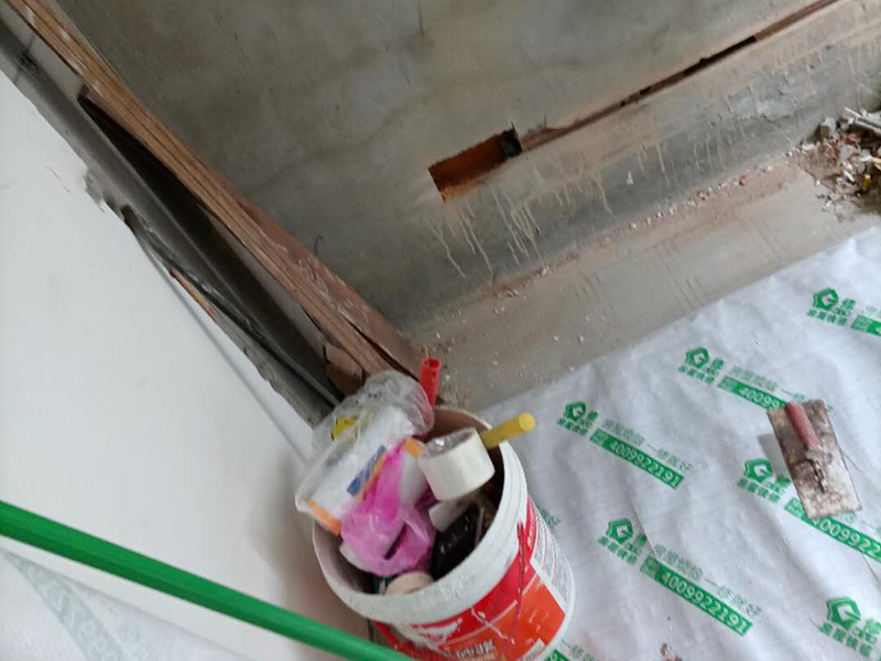 客廳背景墻開槽裝修：首先得遵循&ldquo;橫平豎直&rdquo;原則。水電管線施工開槽布局一定要合理規(guī)劃，如果管線開槽鋪設(shè)不合理樣就有可能打穿水管或者電線。即使符合開槽條件，也建議盡量不要開槽或者減少開槽。權(quán)衡層高和建筑結(jié)構(gòu)安全，還是偏重于建筑結(jié)構(gòu)安全比較好。 墻身、地面開線槽之前用墨盒彈線,以便定位。墻面開埋管線槽須橫平堅(jiān)直,不許彎曲,特殊情況須經(jīng)監(jiān)理同意,墻上開槽等保持>33mm,管面與墻面應(yīng)留15mm左右粉灰層,以防止墻面開裂。 電源線管暗埋時(shí),應(yīng)考慮與弱電管線等保持500mm以上距離,電線管與熱水管、煤氣管之間的平