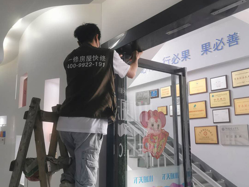 塑鋼門窗維修安裝中，經(jīng)常遇見鋁型材表面防護膜有殘留怎么辦