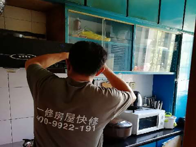 廚房局部維修：1. 單煙道式，這是一種簡(jiǎn)單的矩形煙管，安裝時(shí)要將矩形煙管筆直的穿越各層住所，再在每層居室中預(yù)留一個(gè)銜接抽油煙機(jī)的進(jìn)風(fēng)口。這樣每層煙氣就會(huì)在抽油煙機(jī)的推進(jìn)下，把油煙排放到煙道中，然后在出風(fēng)口把煙氣排出。 2. 主次式，這種煙道是由兩種并排的矩形煙管構(gòu)成的，安裝時(shí)要把這些煙管筆直穿越每個(gè)樓層，然后其次煙道要在每層的住所中設(shè)置一個(gè)銜接排油煙機(jī)的進(jìn)風(fēng)口。其主煙道跟次煙道距進(jìn)風(fēng)口在一定間隔處會(huì)相匯，主煙道底層會(huì)有一補(bǔ)風(fēng)口。