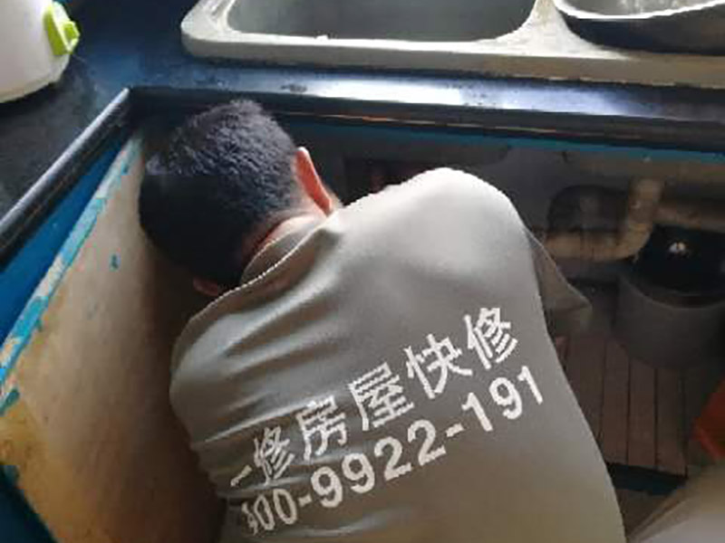 廚房局部維修：1. 單煙道式，這是一種簡(jiǎn)單的矩形煙管，安裝時(shí)要將矩形煙管筆直的穿越各層住所，再在每層居室中預(yù)留一個(gè)銜接抽油煙機(jī)的進(jìn)風(fēng)口。這樣每層煙氣就會(huì)在抽油煙機(jī)的推進(jìn)下，把油煙排放到煙道中，然后在出風(fēng)口把煙氣排出。 2. 主次式，這種煙道是由兩種并排的矩形煙管構(gòu)成的，安裝時(shí)要把這些煙管筆直穿越每個(gè)樓層，然后其次煙道要在每層的住所中設(shè)置一個(gè)銜接排油煙機(jī)的進(jìn)風(fēng)口。其主煙道跟次煙道距進(jìn)風(fēng)口在一定間隔處會(huì)相匯，主煙道底層會(huì)有一補(bǔ)風(fēng)口。