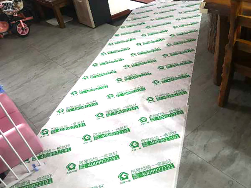 廚房推拉門維修：首先一只手垂直于地面抬起拉門的一端，一只手掠過拉門滑輪下部，托起滑輪。然后從軌道抬出拉門一端，放下。同理，移門另外一端跟前面兩步一樣抬出軌道放下。接著然后雙手握住拉門兩端，向上抬起。 力氣小的可以將拉門平方到鋪好硬紙板的地上。如果力氣大可以不用放倒，直接把拉門垂直于地面扶著拆卸。觀察拉門門框一端的毛條，有的是直接粘在門框上，有的是粘在門框上，然后插入螺絲孔。粘在門框的毛條只要把毛條拉開就行，這種情況的話就需要把毛條從孔里拉出來，然后再向上扯開一些。扯開毛條到第二個螺絲孔，最下端的螺絲孔就是拉門滑輪固定螺絲的螺絲孔，上面那個是固定鋁合金框的螺絲孔。