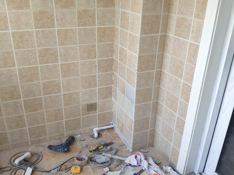 墻內水管修復案例：墻壁上有水滴不一定就是內水管漏水所致，那應先判斷究竟是不是墻壁內的水管出現問題而出現的漏水情況，具體操作方法是用一根鐵絲棒順著水管的流水走向，一邊抵在墻壁上，一邊貼在耳朵上細聽，這樣做不僅能清晰的判斷出墻壁內的水管是否漏水還能了解到水管漏水的源頭，只要判斷出是墻壁內水管漏水即可。 找到墻壁內水管的漏水點，那首先得關掉水源總閘，然后卸下連接壓縮接頭的陰陽螺母，在螺母上繞上膠布讓螺母的密封性能更加好，最后就是重新裝上壓縮接頭，這種情況切記自己魯莽行事，應及時報知修理工進行維修。