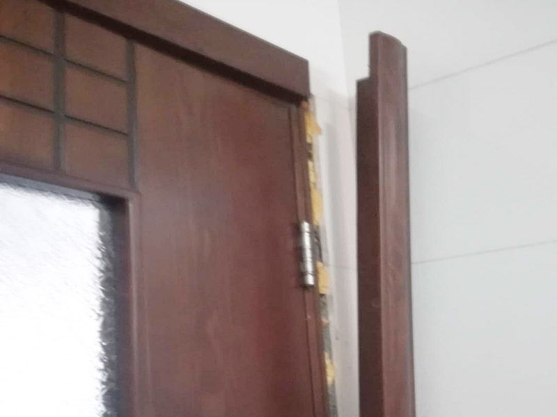 墻磚及門(mén)框修復(fù)：1、門(mén)套安裝后與墻體的縫隙小于5公分，用發(fā)泡膠填充縫隙，再用防水膠敷好，既能填好縫隙，還能保證不會(huì)滲水； 2、縫隙很大，選擇在縫隙處填磚或者敷水泥漿，保證墻體與門(mén)縫隙填的結(jié)實(shí)不透。安裝完后的補(bǔ)救辦法，在測(cè)量時(shí)把握好尺寸，盡量保持縫隙在1-2公分以?xún)?nèi)。 3、看門(mén)的尺寸是否符合標(biāo)準(zhǔn)，門(mén)套與墻面縫隙平均在2.公分及以?xún)?nèi)的，門(mén)洞并不標(biāo)準(zhǔn)規(guī)則，調(diào)整門(mén)的安裝誤差。平均縫隙超過(guò)2.5公分就是測(cè)量尺寸有誤差。