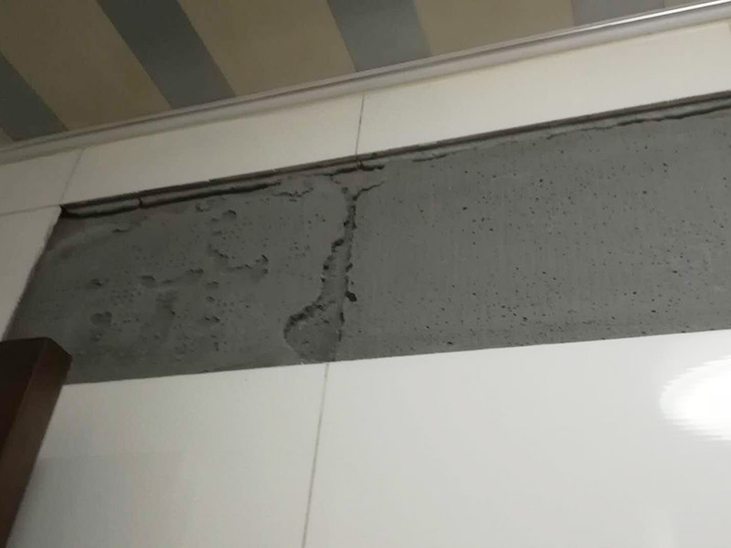 墻磚及門(mén)框修復(fù)：1、門(mén)套安裝后與墻體的縫隙小于5公分，用發(fā)泡膠填充縫隙，再用防水膠敷好，既能填好縫隙，還能保證不會(huì)滲水； 2、縫隙很大，選擇在縫隙處填磚或者敷水泥漿，保證墻體與門(mén)縫隙填的結(jié)實(shí)不透。安裝完后的補(bǔ)救辦法，在測(cè)量時(shí)把握好尺寸，盡量保持縫隙在1-2公分以?xún)?nèi)。 3、看門(mén)的尺寸是否符合標(biāo)準(zhǔn)，門(mén)套與墻面縫隙平均在2.公分及以?xún)?nèi)的，門(mén)洞并不標(biāo)準(zhǔn)規(guī)則，調(diào)整門(mén)的安裝誤差。平均縫隙超過(guò)2.5公分就是測(cè)量尺寸有誤差。