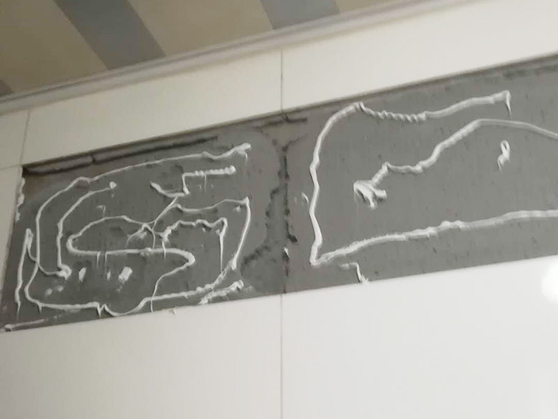 墻磚及門(mén)框修復(fù)：1、門(mén)套安裝后與墻體的縫隙小于5公分，用發(fā)泡膠填充縫隙，再用防水膠敷好，既能填好縫隙，還能保證不會(huì)滲水； 2、縫隙很大，選擇在縫隙處填磚或者敷水泥漿，保證墻體與門(mén)縫隙填的結(jié)實(shí)不透。安裝完后的補(bǔ)救辦法，在測(cè)量時(shí)把握好尺寸，盡量保持縫隙在1-2公分以?xún)?nèi)。 3、看門(mén)的尺寸是否符合標(biāo)準(zhǔn)，門(mén)套與墻面縫隙平均在2.公分及以?xún)?nèi)的，門(mén)洞并不標(biāo)準(zhǔn)規(guī)則，調(diào)整門(mén)的安裝誤差。平均縫隙超過(guò)2.5公分就是測(cè)量尺寸有誤差。